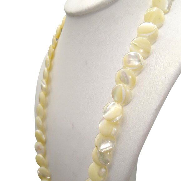 Overlapping Mother of Pearl Discs Necklace, Unique Elegant Bridal Jewelry - Picture 3 of 4